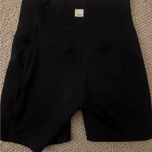Black Women's Vuori biker Shorts XS